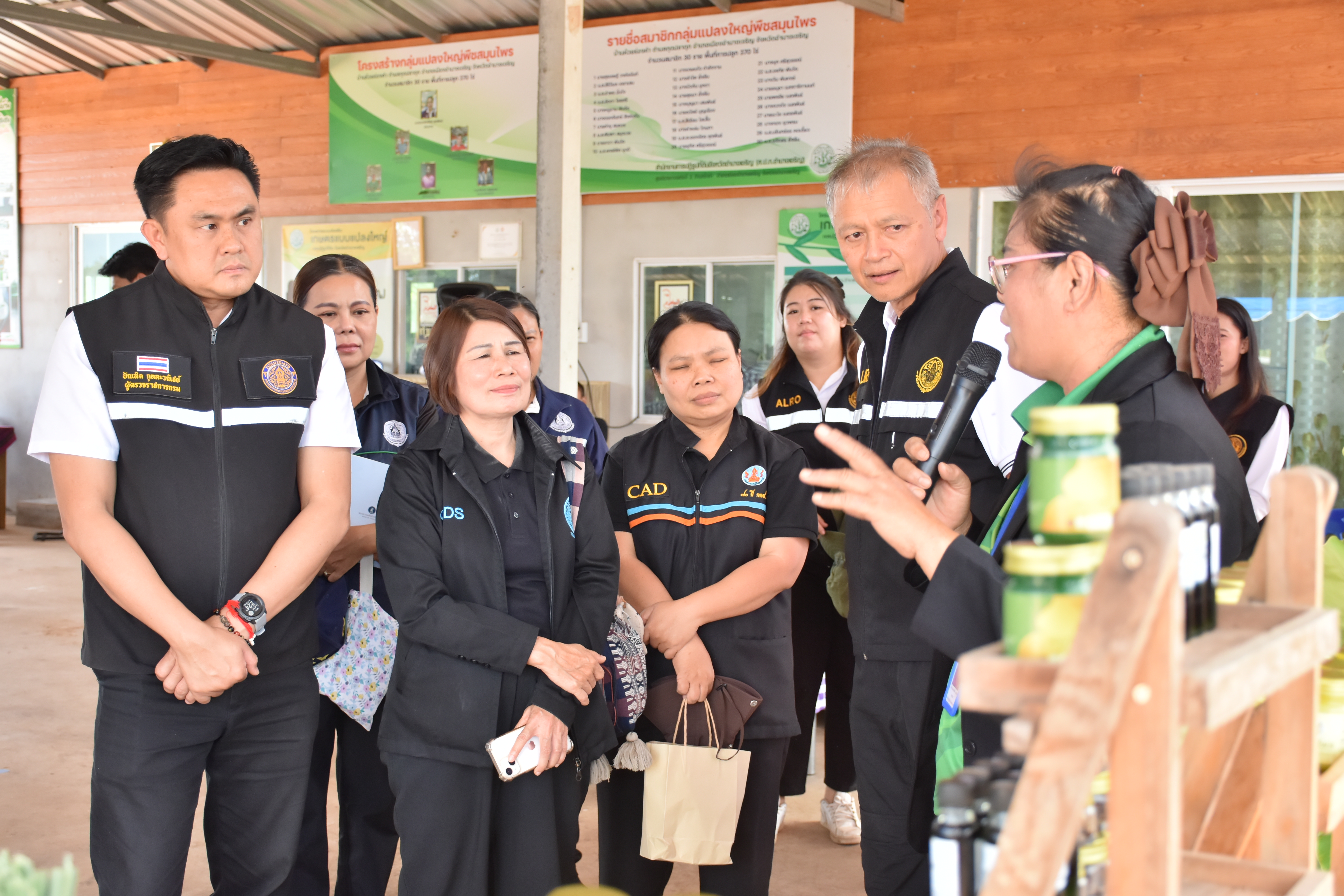 title - ผู้ตรวจราชการกระทรวงเกษตรและสหกรณ์ เขตตรวจราชการที่ 14 (นางสุวรรณี ศรีสุวรรณ์) และคณะผู้ตรวจราชการกรม ลงพื้นที่ตรวจติดตามนโยบายยกระดับสินค้าเกษตรและบริการมูลค่าสูง การพัฒนาสินค้าเกษตรมูลค่าสูง โครงการส่งเสริมและพัฒนาสินค้าเกษตรชีวภาพ (สมุนไพร) ณ แปลงใหญ่สมุนไพร หมู่ 10 บ้านห้วยร่องคำ ตำบลกุดปลาดุก อำเภอเมืองอำนาจเจริญ จังหวัดอำนาจเจริญ